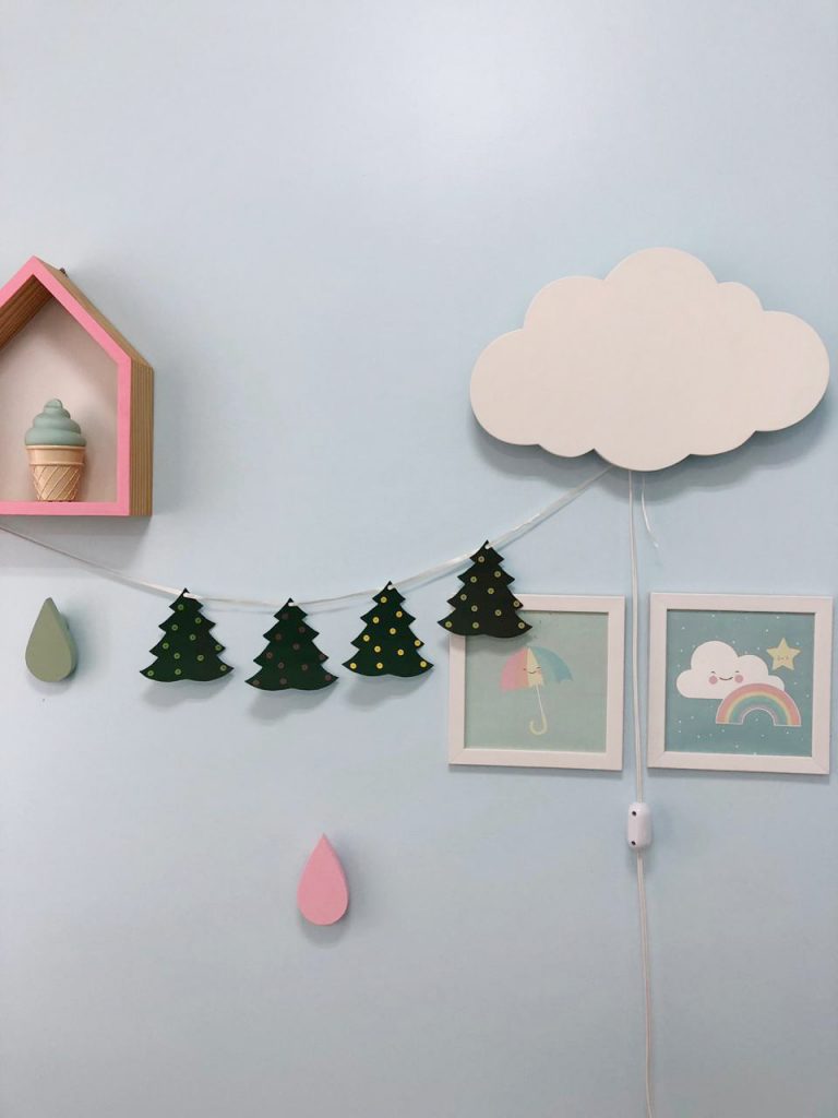 pinheiros com estrelas pendurados em um barbante, utilizado como decora&ccedil;&atilde;o minimalista para o natal
