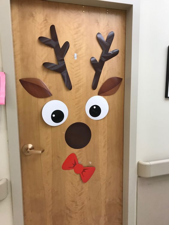 Porta de consult&oacute;rio odontol&oacute;gico decorada com papel colorido em formato de Rena para o Natal