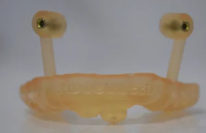 Imagem de dispositivo 3D em tom laranja, ideal para modelagem e impressão, mostrando detalhes sutis de sua estrutura e design. Perfeito para entusiastas da tecnologia.