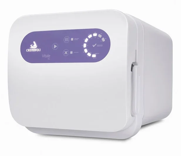 Imagem de um equipamento de aquecimento de água - autoclave, modelo Cristofoli Vitale, com display digital moderno e controle intuitivo, ideal para consultórios odontologicos.