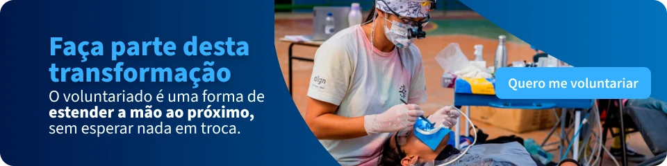 Imagem de uma profissional de saúde realizando um procedimento odontológico em paciente, promovendo a solidariedade e o voluntariado na área da saúde bucal.