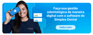 Imagem de uma mulher sorridente segurando um celular com a interface do software do Simples Dental.