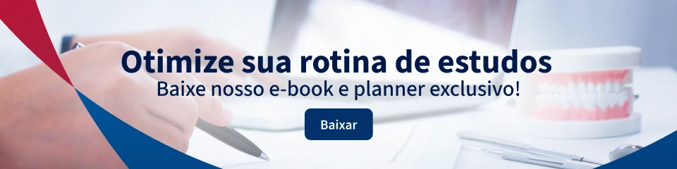 Pessoa estudando com um caderno e caneta em cima de uma mesa, promovendo rotina de estudos e dicas para otimizar o aprendizado.