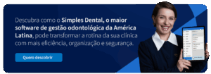 Imagem com uma mulher sorridente segurando um tablet com a interface do programa, promovendo eficiência, organização e segurança para clínicas odontológicas na América Latina ao usarem o Simples Dental