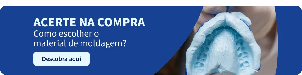 Imagem de uma pessoa segurando uma moldagem de prótese dentária de silicone, com foco na prótese, promovendo dicas para adquirir o material de moldagem ideal.
