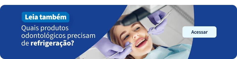 Doutora realizando procedimentos odontológicos em paciente sorridente com foco na boca, promovendo higiene bucal e tratamentos para os dentes.