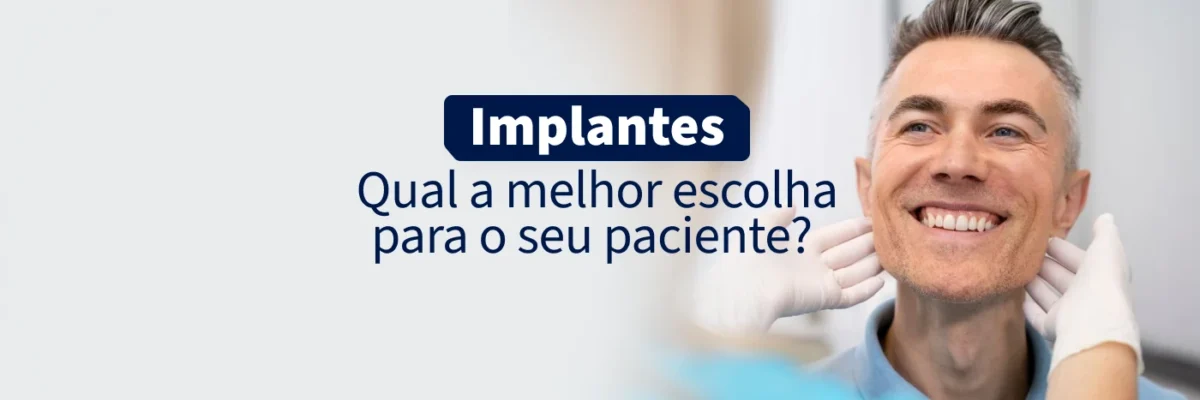Paciente sorridente em clínica de implantes dentários, com equipe de odontologia ao fundo, promovendo opções modernas e confiáveis para reabilitação oral.