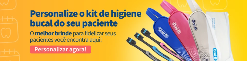 Imagem promocional de um kit de higiene bucal personalizado, incluindo escovas de dentes coloridas, ideal para fidelizar pacientes com publicidade odontológica.