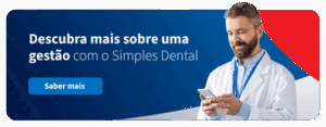 Profissional de odontologia usando smartphone, promovendo gestão eficiente com o Simples Dental em ambiente clínico.