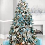 Árvore de natal grande com decoração azul