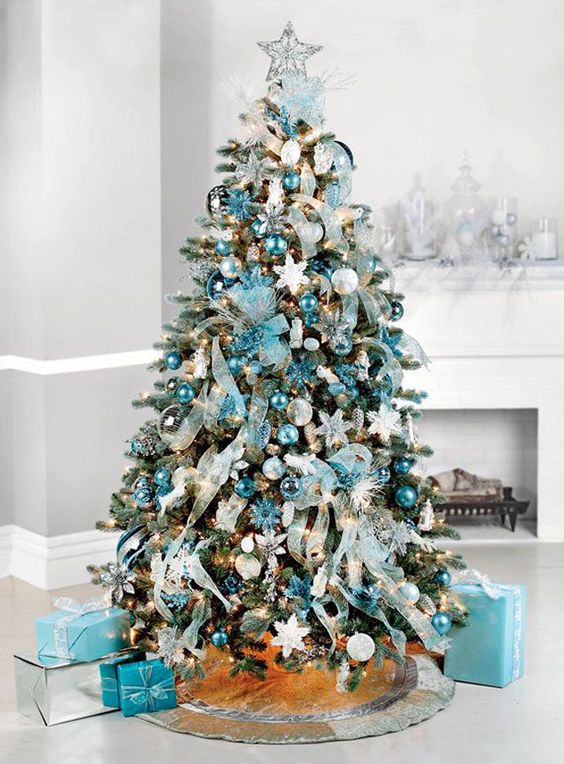 &Aacute;rvore de natal grande com decora&ccedil;&atilde;o azul claro e dourada