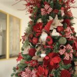 Árvore de natal grande com decoração em vermelho