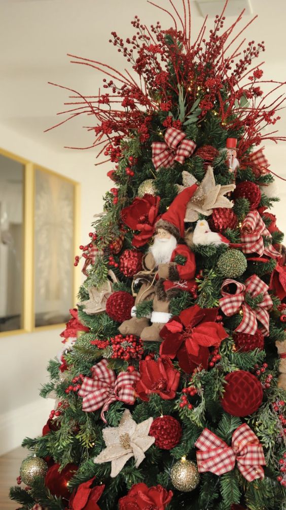 &Aacute;rvore de natal grande com decora&ccedil;&atilde;o em vermelho e muitos la&ccedil;os