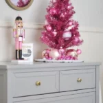 árvore de natal pequena com decoração rosa