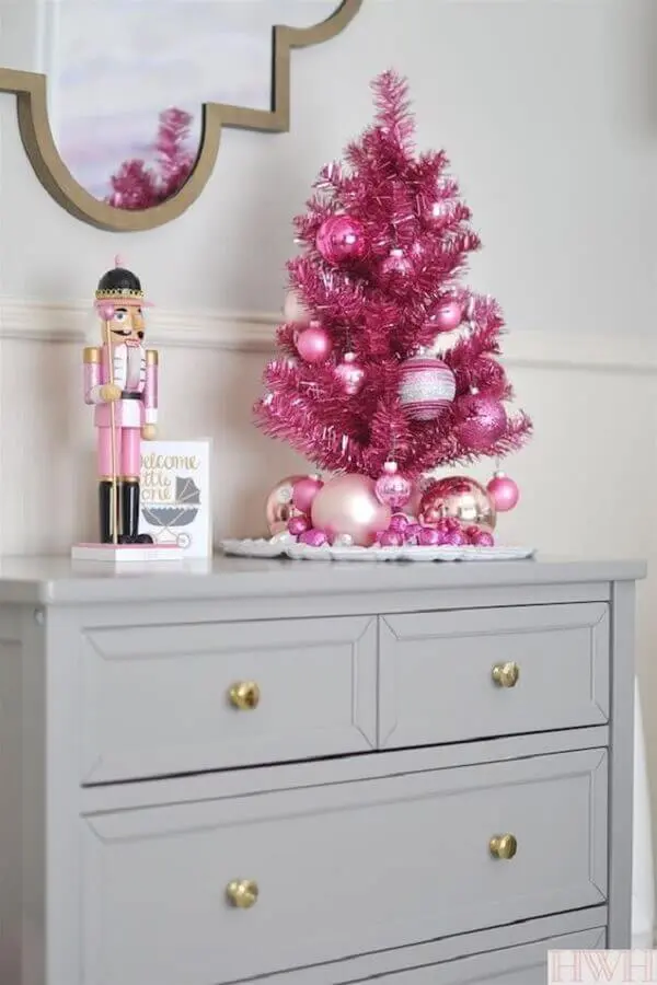 &aacute;rvore de natal pequena e brilhosa com decora&ccedil;&atilde;o rosa