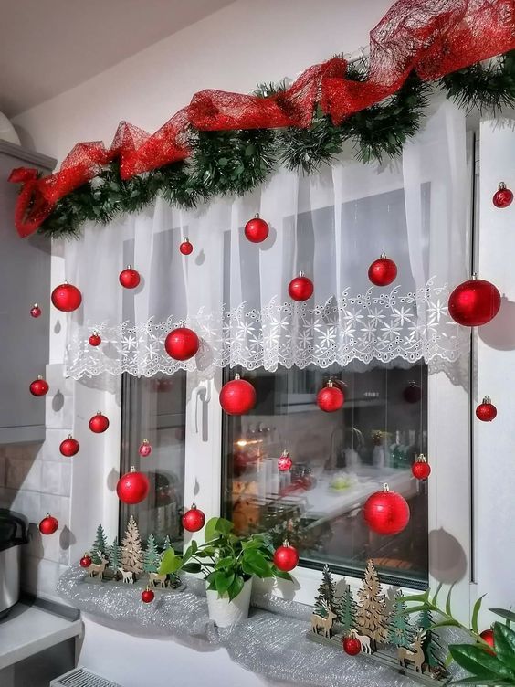 ideia de decora&ccedil;&atilde;o natalina para colocar na janela, utilizando as bolinhas, fest&atilde;o e outros acess&oacute;rios