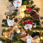 Árvore de Natal decorada com enfeites em formato de dentes e personagens natalinos.