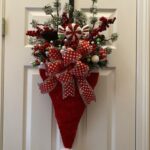 Enfeite de porta feito com gorro de papai noel