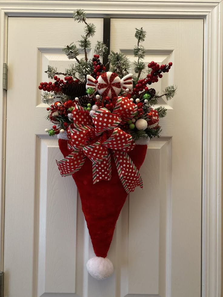 Enfeite de porta feito com gorro de papai noel