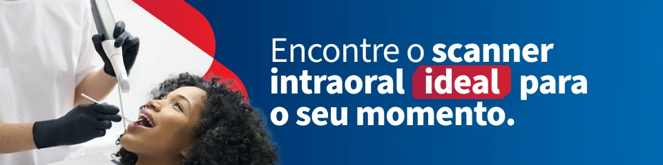 Pessoa sorridente realizando um escaneamento odontológico com scanner intraoral ideal para promover a saúde bucal e detecção precoce de doenças.