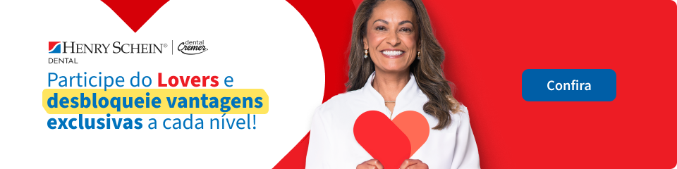 Imagem de uma mulher sorridente segurando um coração de papel, promovendo vantagens exclusivas para participantes do programa Lovers na área odontológica, com destaque para a marca Henry Schein.