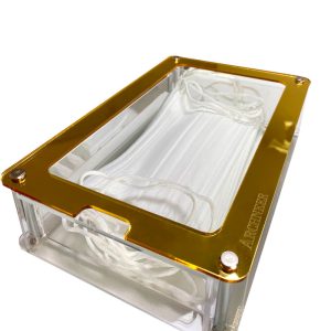 Porta máscara em dourado para organização da clínica odontológica