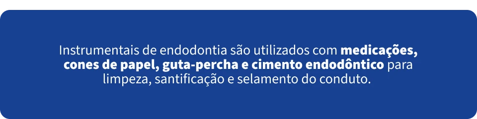 Imagem com texto explicando que instrumentos de endodontia, como medicações, cones de papel, guta-percha e cimento endodôntico, são usados para limpeza, sanitização e selamento do conducto.