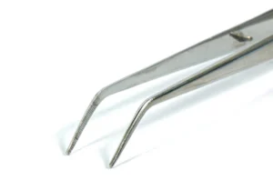 Imagem de uma pinça clínica de precisão de aço inox, utilizada em procedimentos médicos delicados, com foco na ponta fina. Ferramenta de contenção e manipulação em ambientes de saúde.