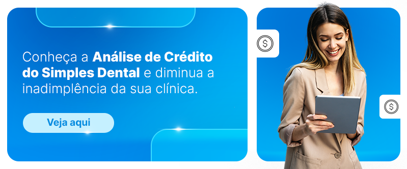 Mulher sorrindo segurando um tablet, com texto sobre a Análise de Crédito do Simples Dental para clínicas odontológicas.