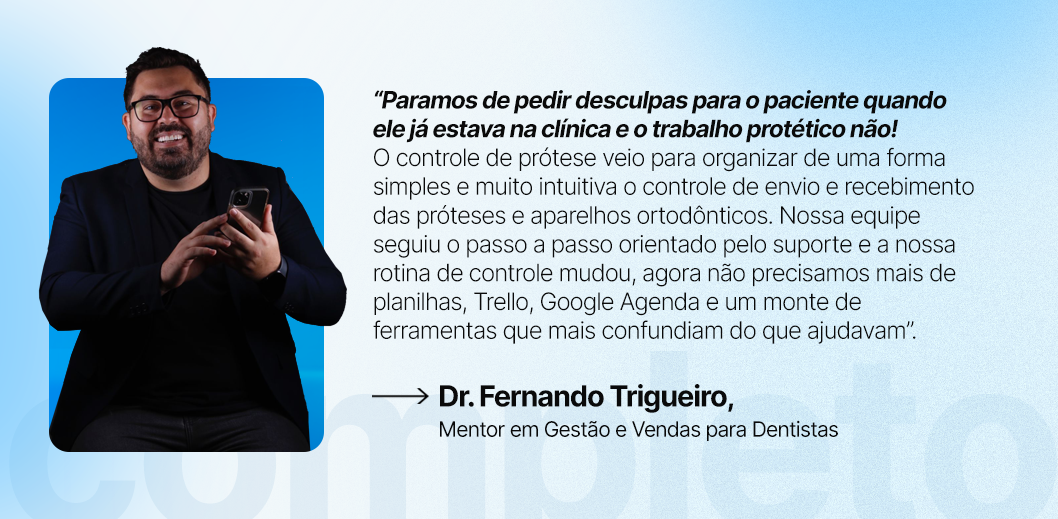 Dr. Fernando Trigueiro sorrindo com um celular na mão ao lado de um depoimento sobre o controle de prótese dentária no Simples Dental.