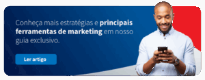 Homem sorridente usando celular, promovendo estratégias de marketing e ferramentas de marketing digital em um guia exclusivo.