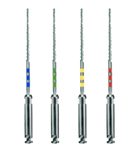 Conjunto de instrumentos cirúrgicos utilizados em procedimentos dentários ou médicos, com pontas resistentes e cabos coloridos para diferentes funções.
