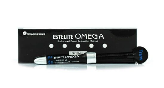 Imagem do produto Estelite Omega, material restaurador dentário de resina à base de resina, com embalagem e seringa, utilizado em tratamentos odontológicos.