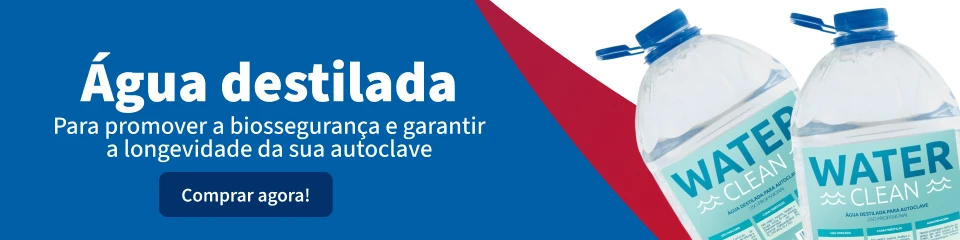 Imagem de duas garrafas de água destilada para autoclave com etiqueta azul, promovendo segurança biológica e durabilidade. Ótima para uso em laboratórios e clínicas odontológicas.
