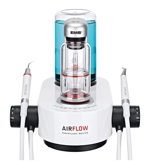Imagem de aparelho de higiene bucal Airflow Prophylaxis Master, utilizado em tratamentos com odontologia para limpeza dentária com tecnologia de jato de pó, equipado com duas pontas de alta precisão, ideal para profissionais que buscam eficiência e inovação na limpeza dental.