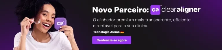 Mulher sorridente segurando espelho de maquiagem com a logo do ClearAligner ao lado, promovendo alinhador ortodôntico transparente, inovador e eficiente.