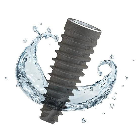Imagem de um implante de titânio com acabamento preto, cercado por splash de água, destacando durabilidade e resistência. Produtos perfeitos para aplicações industriais e mecânicas.