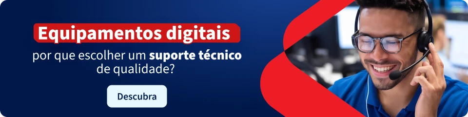 Imagem de um profissional de suporte técnico usando um headset, com expressão sorridente, representando atendimento ao cliente e equipamentos digitais.