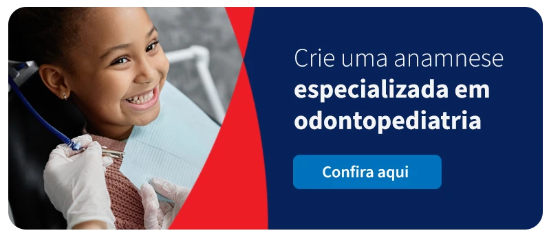 Imagem de uma criança sorridente em um consultório odontológico, promovendo a importância de criar uma anamnese odontopediátrica especializada, ideal para profissionais de odontologia.
