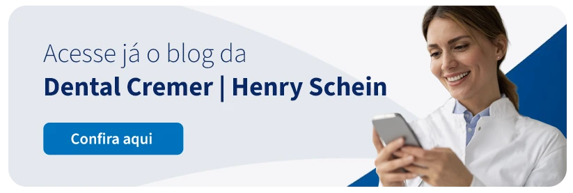 Banner promocional do blog Dental Cremer de Henry Schein com uma mulher sorridente usando um celular, convidando os leitores a acessarem o blog.