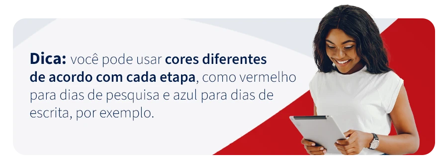 Dica de uso de cores diferentes para cada etapa, como vermelho para pesquisa e azul para escrita, explicada por uma mulher sorridente usando um tablet.