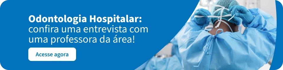Profissional de odontologia vestindo jaleco e máscara em ambiente hospitalar, promovendo entrevista com especialista na área de odontologia hospitalar.