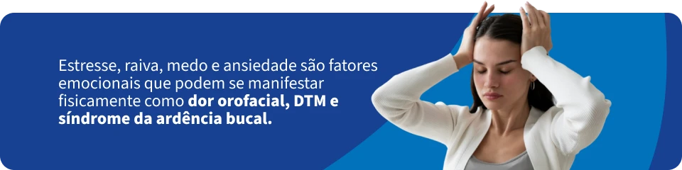 Mulher com expressão de estresse e desconforto, segurando a cabeça com as mãos, relacionada a dor orofacial, DTM e síndrome da ardência bucal.