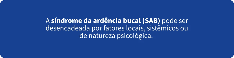 Informação sobre a síndrome da ardência bucal (SAB), destacando seus possíveis fatores desencadeantes, como fatores locais, sistêmicos e psicológicos, em uma imagem de destaque azul.