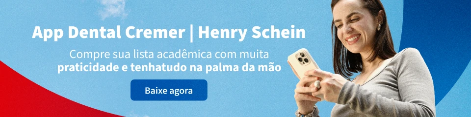 Pessoa sorridente usando um smartphone, promovendo o App Dental Cremer de Henry Schein, que oferece praticidade para agendar consultas odontológicas.