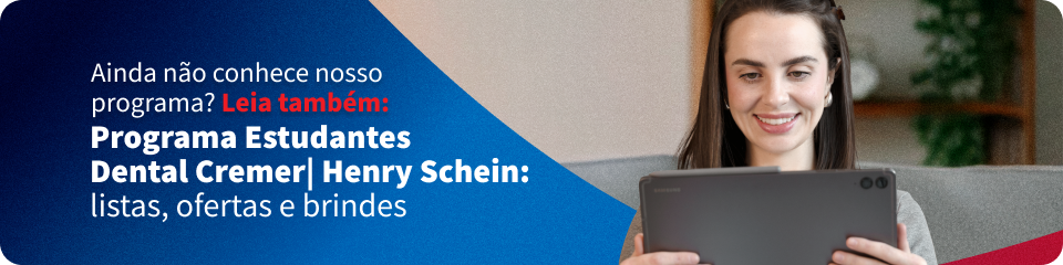 Mulher sorridente assistindo a um dispositivo móvel, promovendo o programa Estudantes Dental Cremel com Henryschein, incluindo listas, ofertas e brindes.