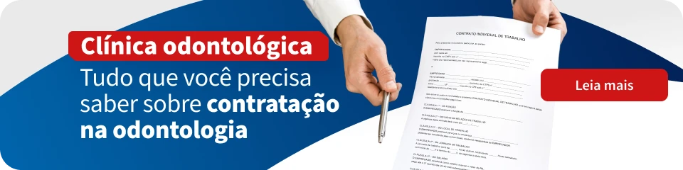  Imagem de uma m&atilde;o segurando uma caneta e assinando um contrato na cl&iacute;nica odontol&oacute;gica, promovendo informa&ccedil;&otilde;es sobre contrata&ccedil;&atilde;o na odontologia.