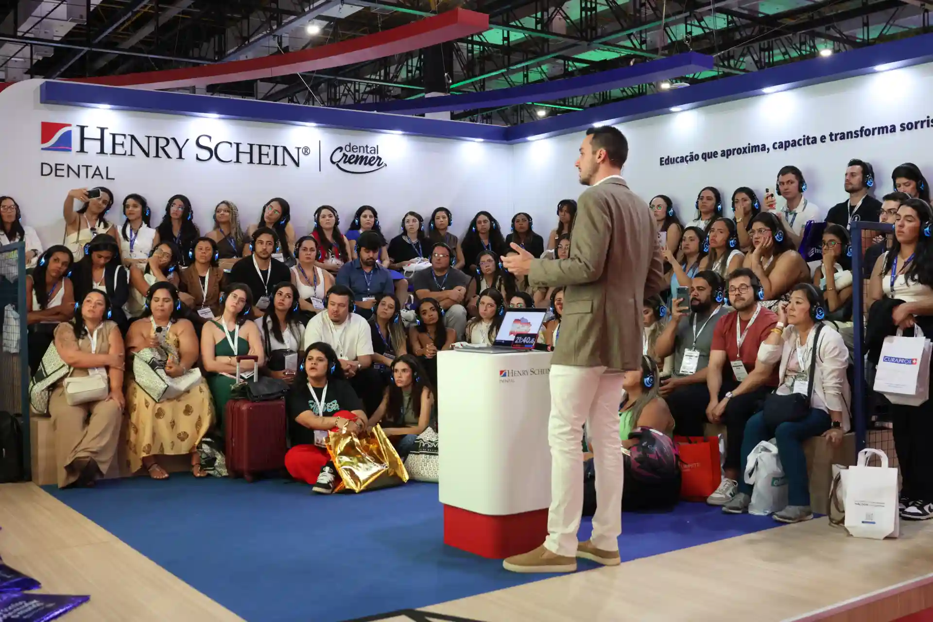 Palestrante apresentando em evento de odontologia com grande audiência na Henry Schein Brasil, focado em educação e inovação na área dental.