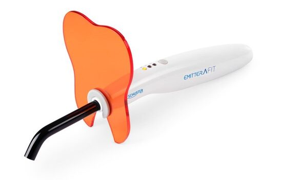 Fotopolimerizador EmitterA Fit com design inovador e uso eficiente, ideal para dentistas iniciantes.