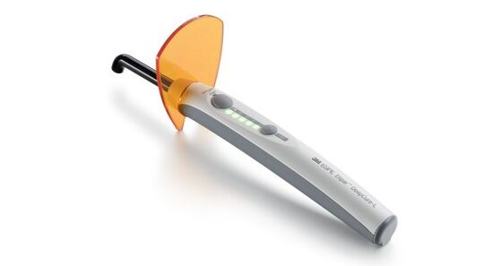 Imagem de um dispositivo fotopolimerizador da Solventum 3M™ Elipar™ DeepCure LED que conta com tecnologia Monowave.